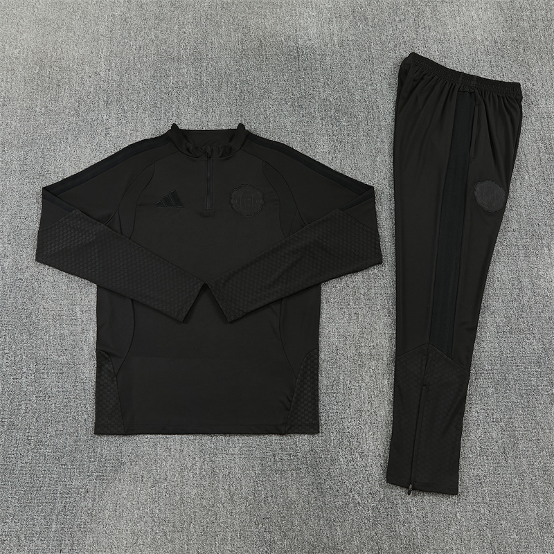 Manchester United 26/27 Half-zip All Black Training Kit - Image 2